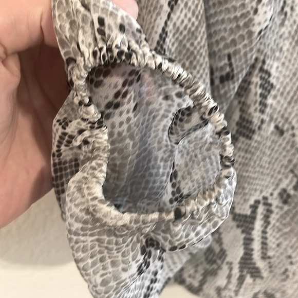 Express Women’s Tunic Medium Grey Snake Animal Print Semi Sheer Mesh Classic - Picture 7 of 13